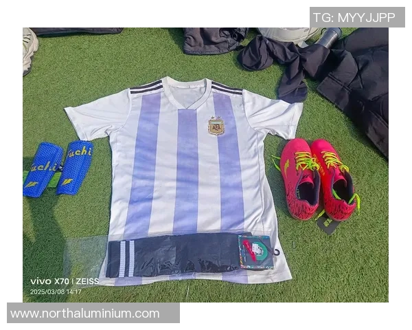 足球巨星的女儿闪耀绿茵场 继承父亲天赋与梦想的璀璨未来