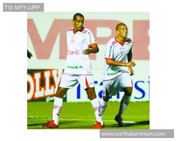 当今世界足球三大球星的崛起与争议背后揭示的竞技与商业博弈